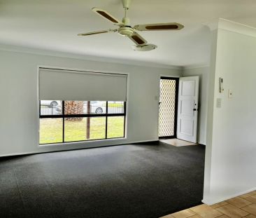 Charming Three Bedroom Home! - Photo 2