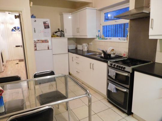 5 Bedroom Semi Detached To Rent in Lenton - Photo 1