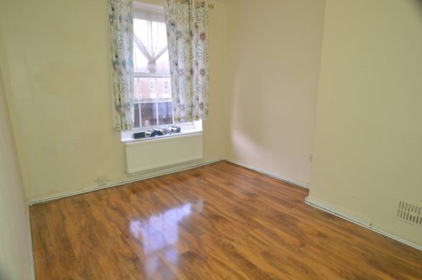 4 Bed Flat, Monkton House, E5 - Photo 1