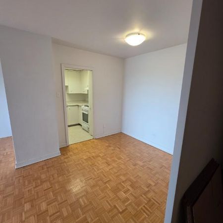 CESSION DE BAIL – 4½ À CÔTE-DES-NEIGES – DISPONIBLE IMMÉDIATEMENT - Photo 4
