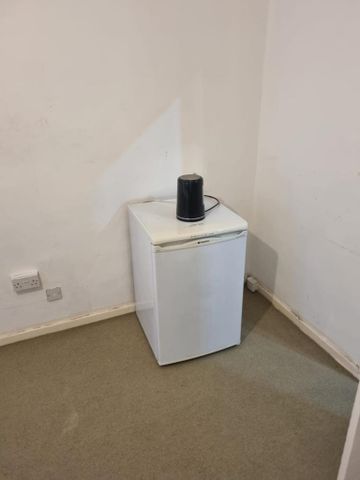 1 bedroom in a flat share to rent - Photo 5