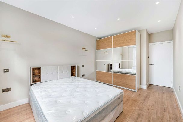 An exceptional one bedroom first floor apartment set within an elegant period building in the heart of Ealing - Photo 1