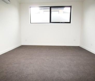Modern & Spacious 2 Bedroom Townhouse in Prime Location - Photo 5