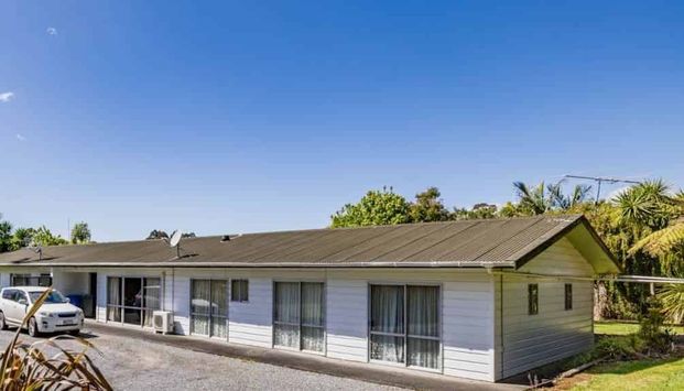 Handy to town - Photo 1