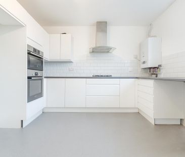 2 Bedroom Flat To Let - HP11 - Photo 6