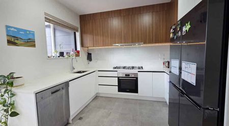 Hobsonville, 4 Bedrooms, $920 - Photo 2