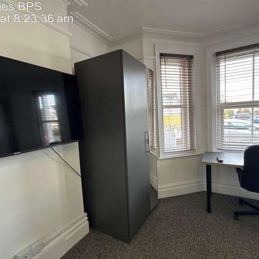 Bedroom Detached House In Winton, BH9 - Photo 1