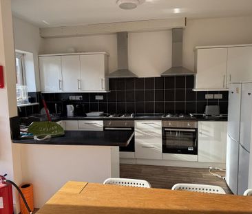 6 bedroom detached house to rent - Photo 2