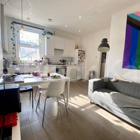 Superbly located three double bedroomed apartment - Photo 1
