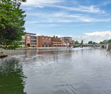 A modern one bedroom apartment opposite the River Thames with separate storage unit. - Photo 2