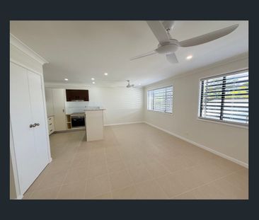 Charming 2-Bedroom Townhouse Just Steps from the Beach! - Photo 1