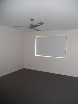 LARGE FAMILY HOME! - Photo 1