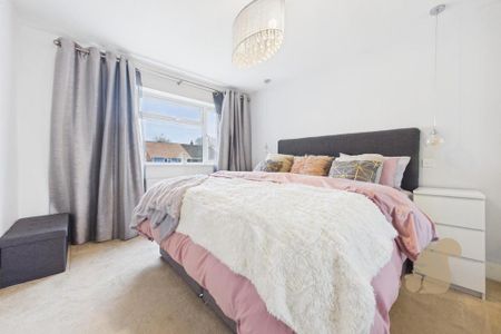 4 bedroom semi-detached bungalow to rent - Photo 2