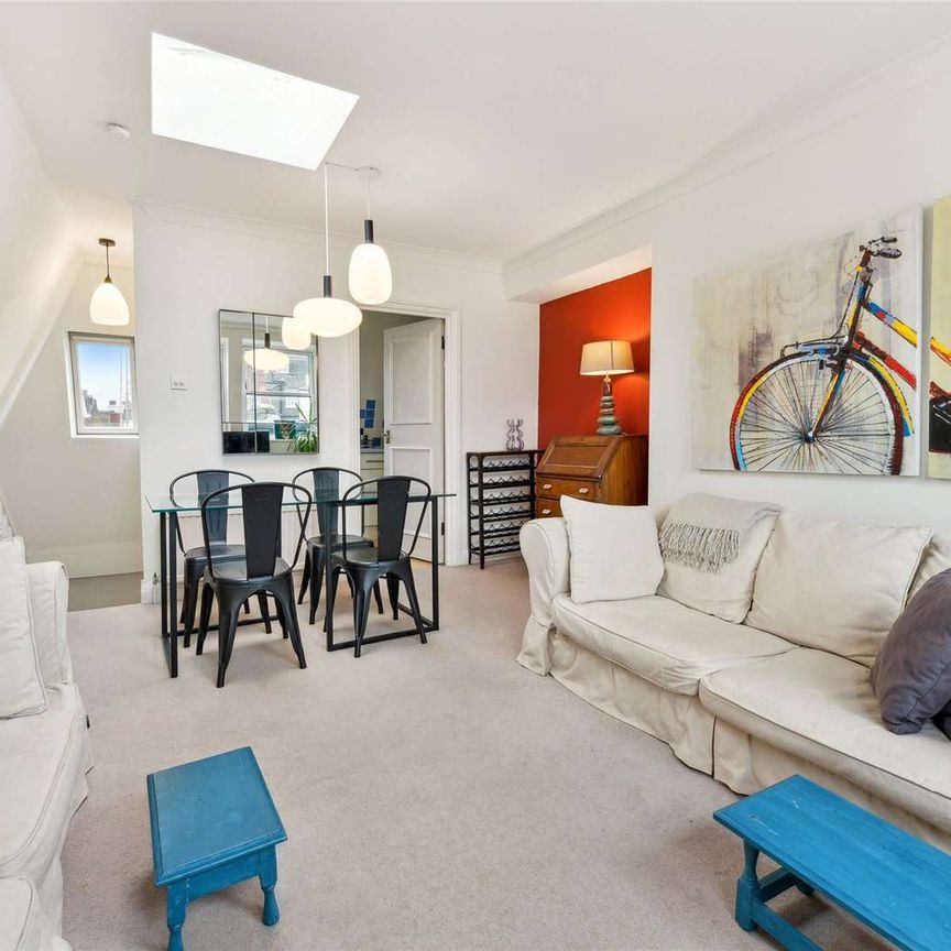 Beautiful period maisonette set over 2 floors in a charming period conversion which is presented in good condition throughout. - Photo 1