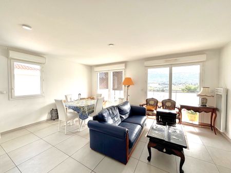 Location Appartement 4 pièces 79m² MARSEILLE 11ème - Photo 2