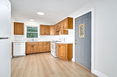 For Lease - 16 Ontoro Boulevard, Ajax, Ontario - Photo 3