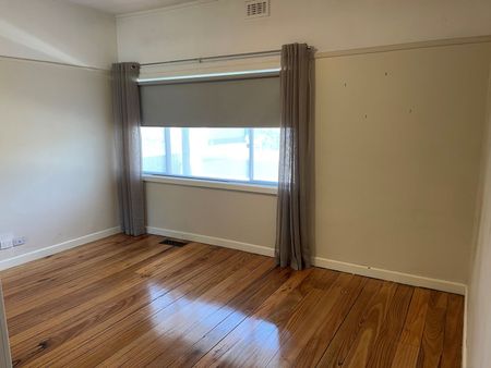 COMFORTABLE 3 BEDROOM HOME - Photo 3