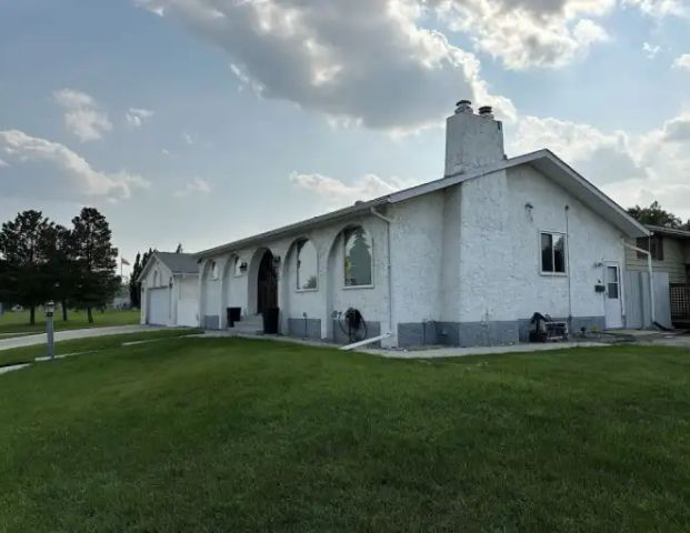 3 Bedroom Home in Family Friendly Carlisle | 14320 117 Street Northwest, Edmonton - Photo 1