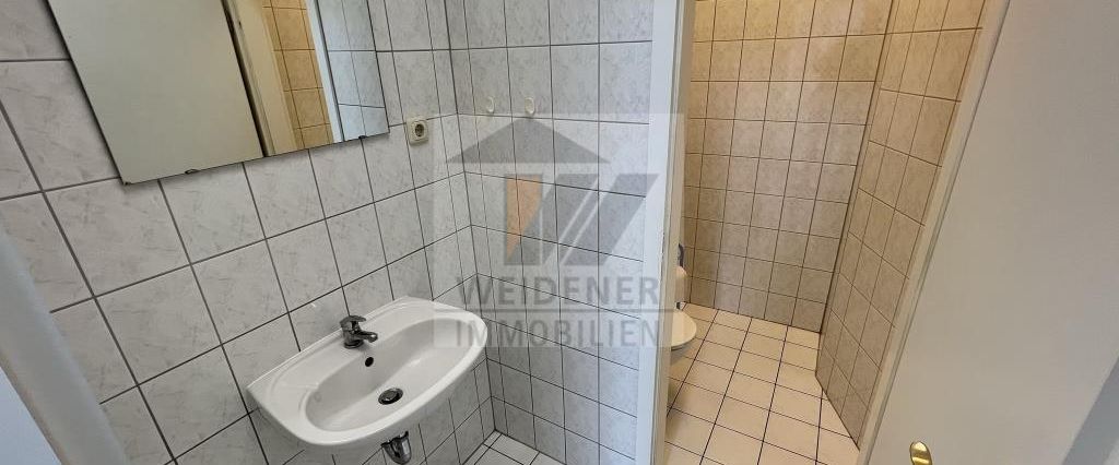 Gewerbe mit 4 Räumen, Küche und WC! Großer Parkplatz direkt am Haus! - Foto 1