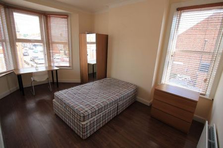 4 bedroom flat to rent - Photo 3