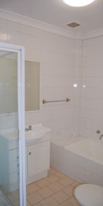 Spacious 2 bedroom apartment conveniently located close to transport - Photo 4