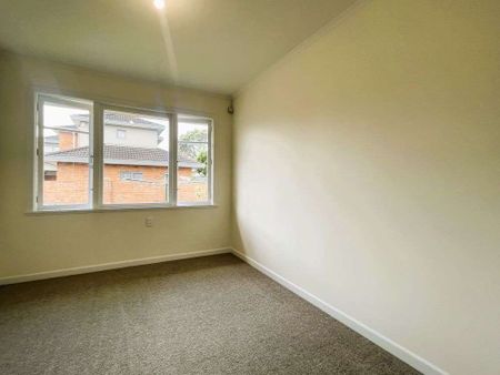 Three-bedroom family home in Mt Roskill - Photo 5