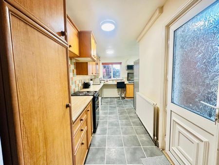 5 bedroom semi-detached house to rent - Photo 4