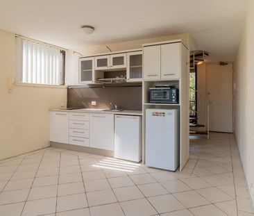 Dual level apartment with intimate ocean glimpses - Photo 6