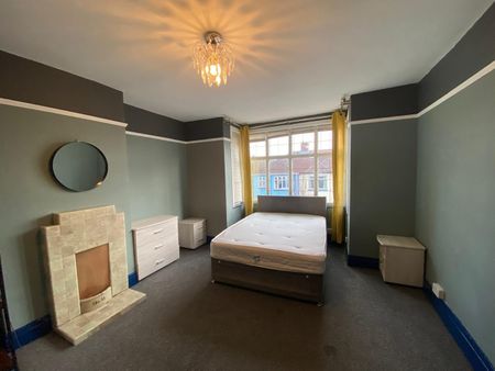 4 Bed Semi-Detached House, Stonebridge Park, BS5 - Photo 3