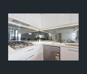 Charming character home beautifully renovated - Photo 3