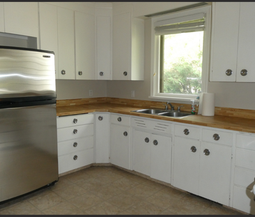 3 Bedroom Main Floor – Walking Distance to U of S - Photo 5