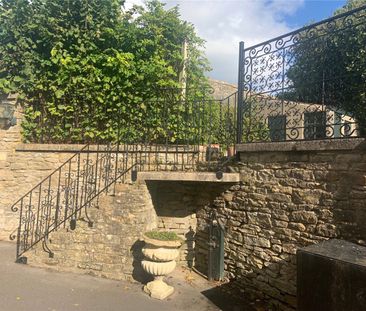 A very pretty, recently renovated, two bedroom Coach House set with... - Photo 2