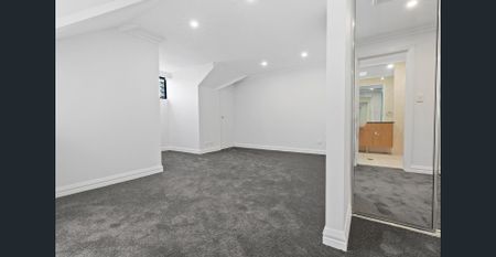 Spacious Pet Friendly Two Storey Apartment in a Highly Desirable Location - Photo 3
