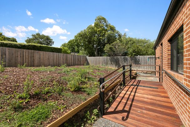 Brand new rooming house, modern & all bills included! - Photo 1