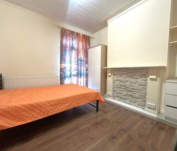4 bedroom terraced house to rent - Photo 6