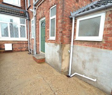 2 bedroom end of terrace house to rent - Photo 3