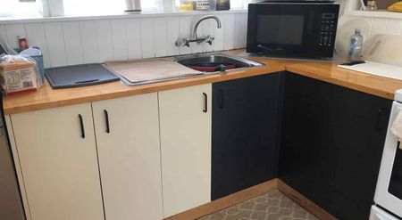 Close to town, tidy home - Photo 5