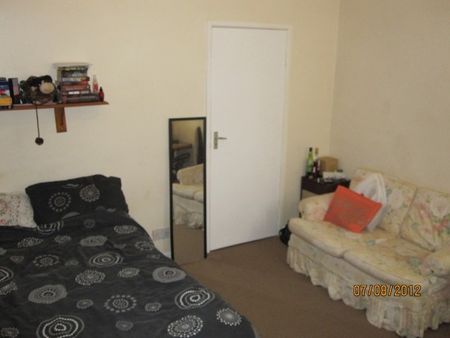 5 Bedroom Student house close to Wolverhampton University - Photo 3