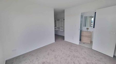 Modern Family Home - Photo 4