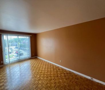 4½ Apartment Available - A louer • For Rent - Photo 2