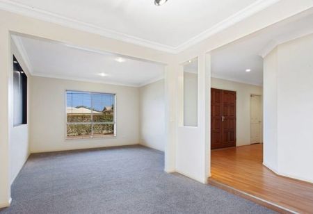 Comfortable & Spacious Family Home in Middle Ridge - Photo 3