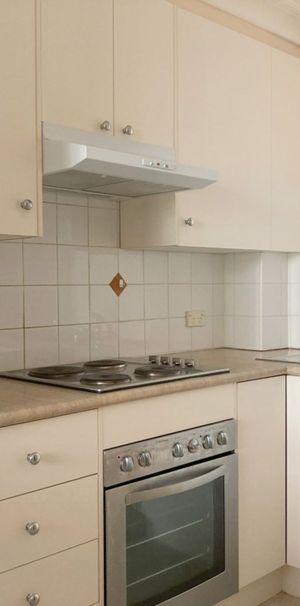 Loft-Style Apartment in Convenient Location &ast;&ast; Available 10&sol;05&sol;25 &ast;&ast; - Photo 1