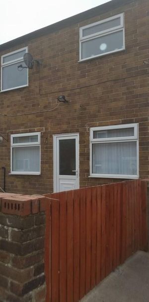 3 bedroom end of terrace house to rent - Photo 2