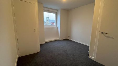 4 bedroom flat to rent - Photo 2