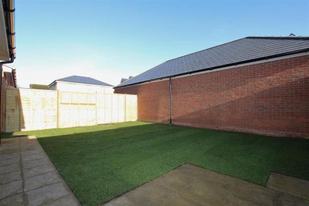 3 bedroom detached house to rent - Photo 4