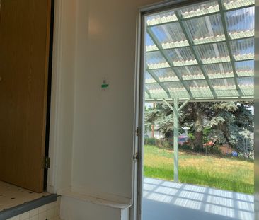 2 bdrms up 2 bdrms down well maintained Main Floor home in Winston ... - Photo 6