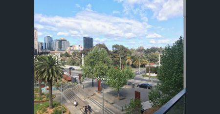 Large 2/3 Bedroom apartment, great location, large balcony bordering Sth Yarra - Photo 5