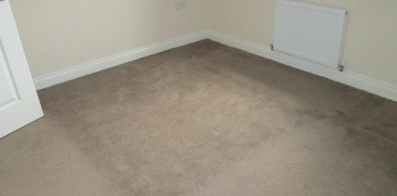 3 bed Town House - To Let - Photo 2