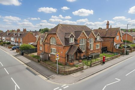 4 bedroom House in Easthampstead Road, Berkshire - Photo 2
