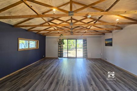 STUDIO RETREAT ON SPACIOUS BLOCK! - Photo 2
